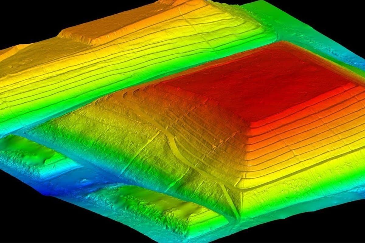 Modelo digital de elevação gerado por levantamento LiDAR, com o relevo representado em cores por altitude